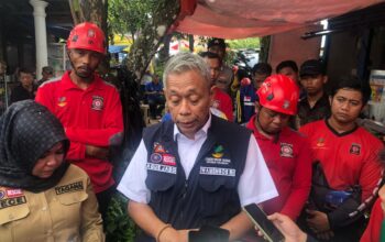 DIWAWANCARAI : Wamensos RI, Agus Jabo, saat diwawancarai Radar Sukabumi usai meninjau posko pengungsian korban bencana pergerakan tanah di Desa Sukamaju, Kecamatan Cikembar, Kabupaten Sukabumi, pada Sabtu (7/12) pagi.(FOTO : DENDI/RADAR SUKABUMI)