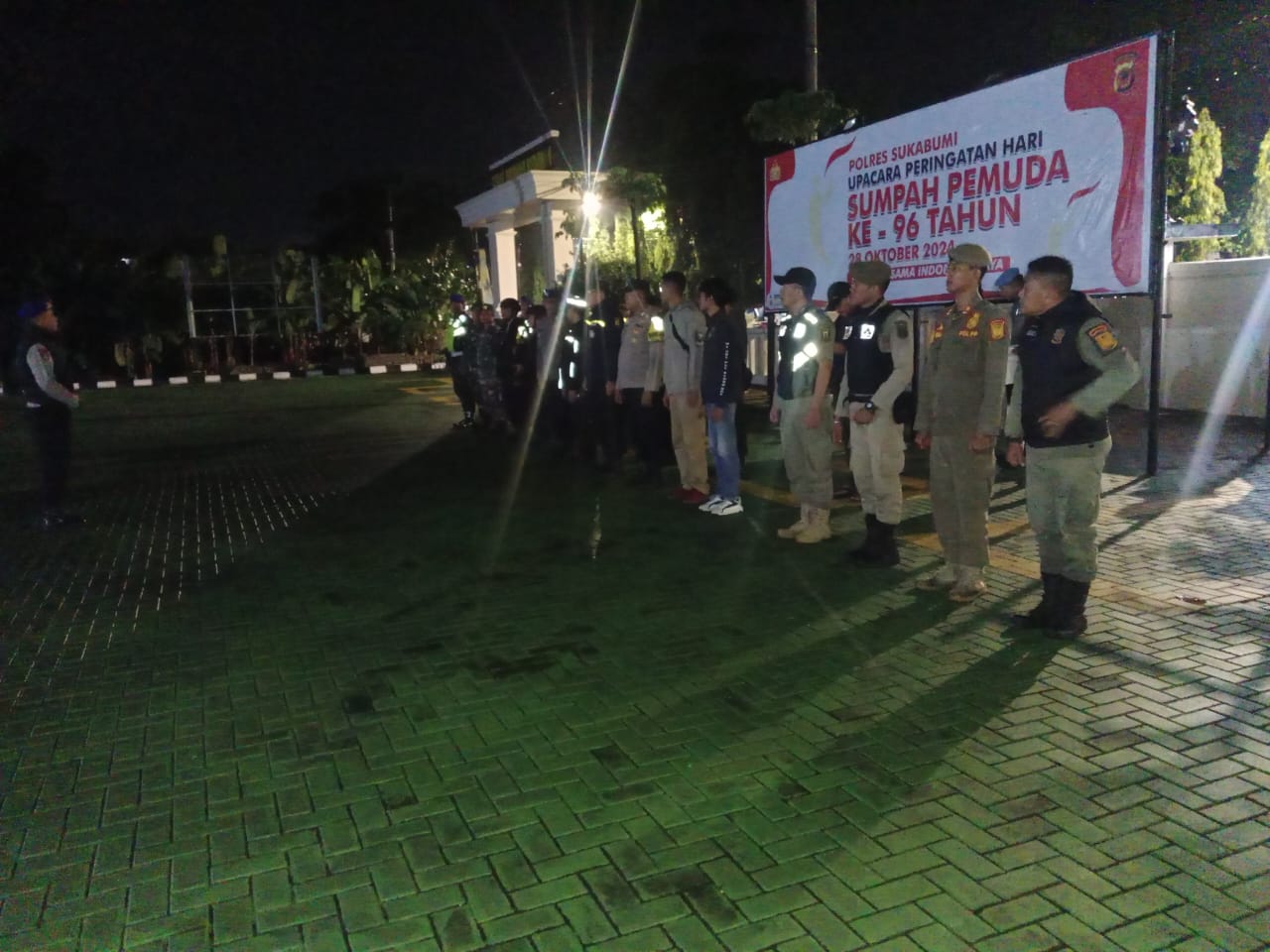 Sejumlah personel Satpol PP Kabupaten sukabumi tengah mengikuti apel gabungan sebelum melaksanakan patroli KRYD.(FOTO : UNTUK/ RADARSUKABUMI)
