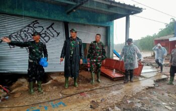 Danrem 061 Surya Kencana Brigen TNI Faisol Izzuddin Karimi saat meninjau lokasi bencana .(FOTO : UNTUK/ RADARSUKABUMI)