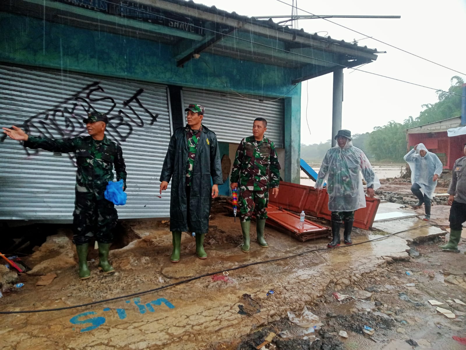 Danrem 061 Surya Kencana Brigen TNI Faisol Izzuddin Karimi saat meninjau lokasi bencana .(FOTO : UNTUK/ RADARSUKABUMI)