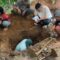 DIPINDAHKAN : Warga saat memindahkan belasan makam yang terdampak bencana retakan tanah di Kampung Cicadas, Desa Neglasari, Kecamatan Cibadak, Kabupaten Sukabumi.(Tangkapan Layar)