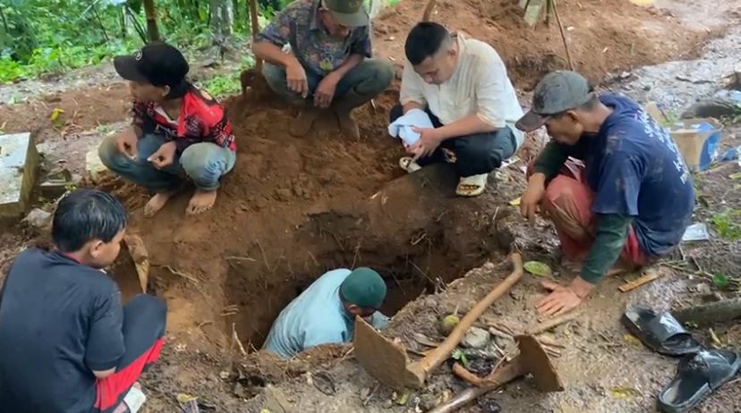 DIPINDAHKAN : Warga saat memindahkan belasan makam yang terdampak bencana retakan tanah di Kampung Cicadas, Desa Neglasari, Kecamatan Cibadak, Kabupaten Sukabumi.(Tangkapan Layar)