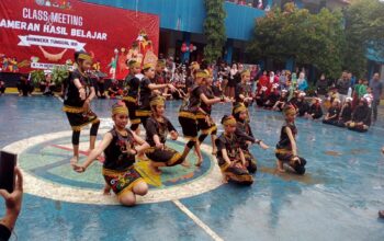 Pelajar  SDN Dewi Sartika CBM berhasil mencuri perhatian para tamu undangan dalam Pameran Hasil Belajar (PHB) yang digelar pada Sabtu (14/12/2024).(FOTO : dok/ist)