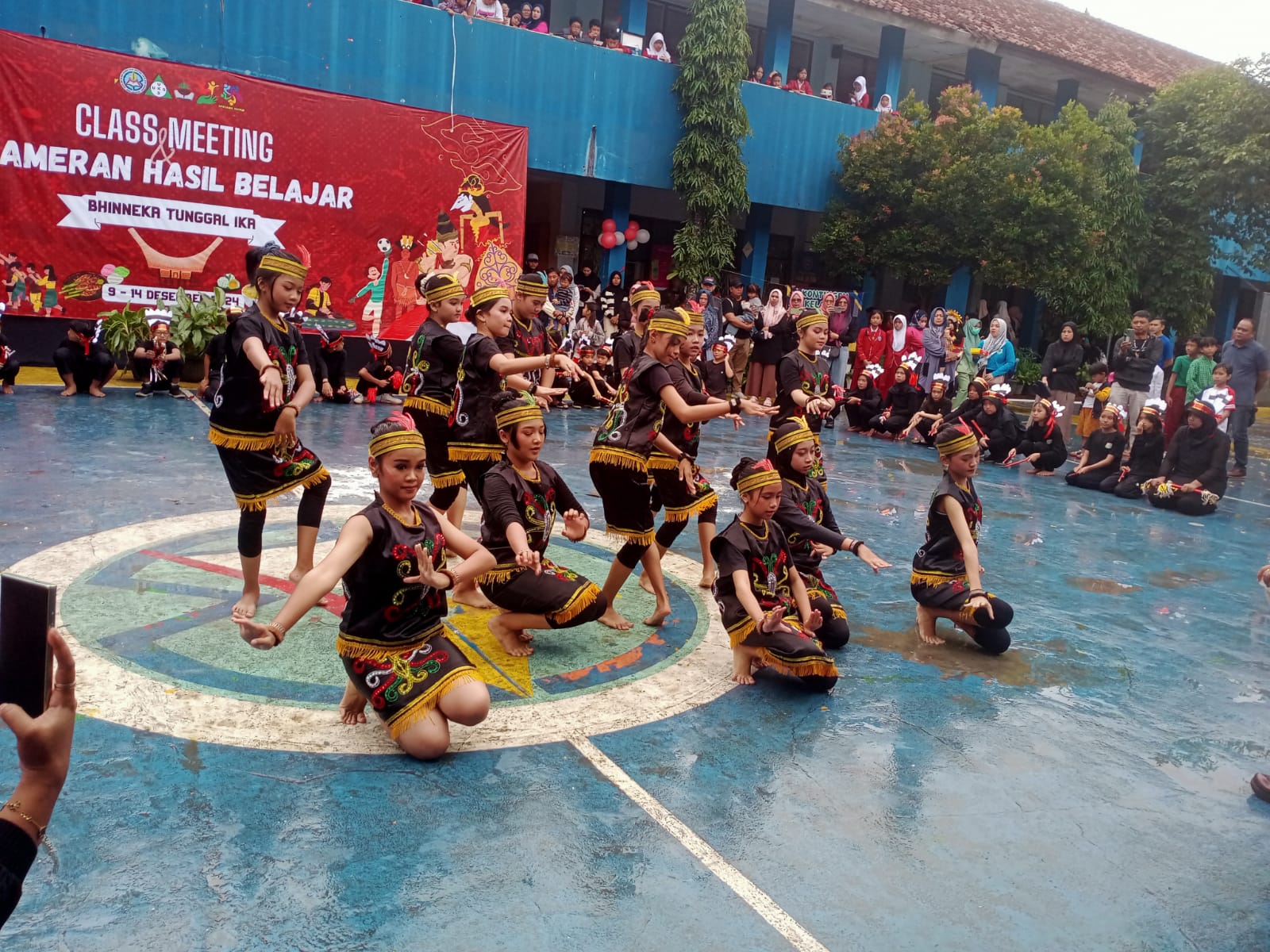 Pelajar  SDN Dewi Sartika CBM berhasil mencuri perhatian para tamu undangan dalam Pameran Hasil Belajar (PHB) yang digelar pada Sabtu (14/12/2024).(FOTO : dok/ist)