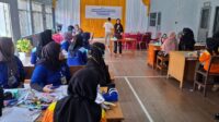 Diarpus Kabupaten Sukabumi Ajarkan Warga Binaan Lapas Warungkiara Membuat Buket Bunga