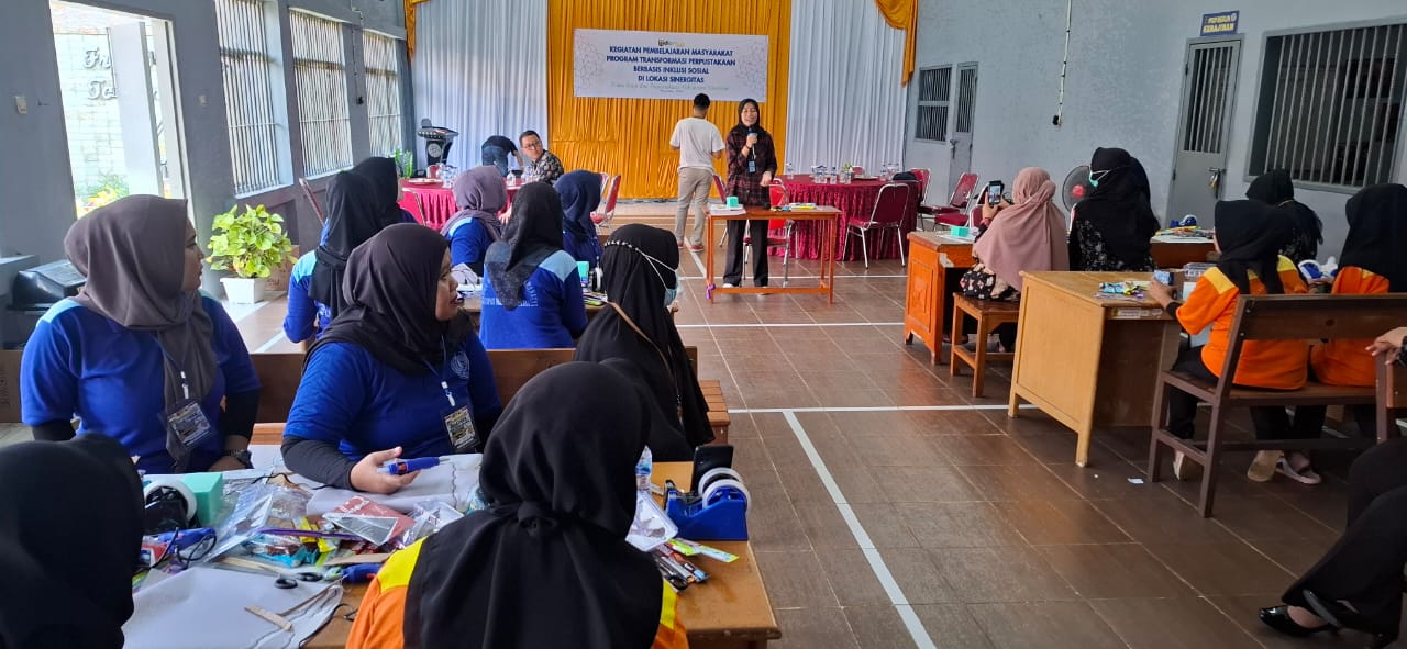 Petugas Diarpus Kabupaten Sukabumi, saat memberikan pelatihan kepada warga binaan Lapas Kelas IIA Warungkiara.