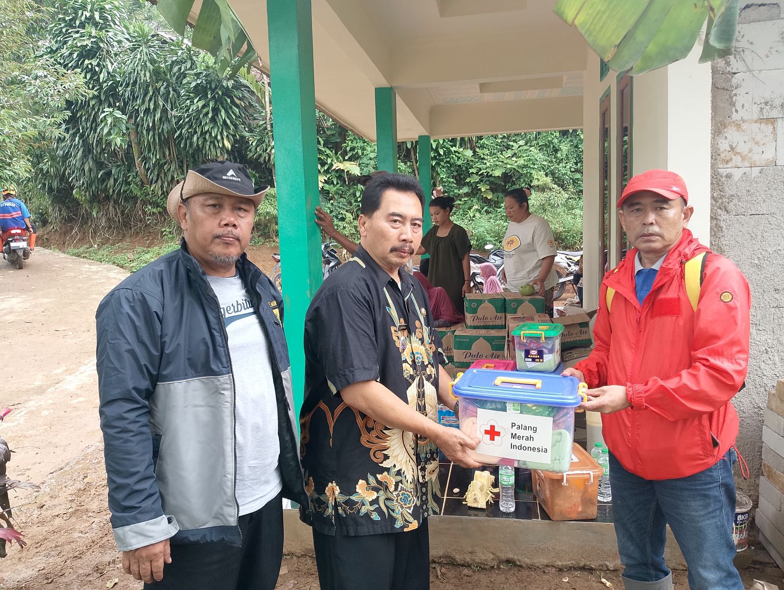 Palang Merah Indonesia (PMI) Kabupaten Sukabumi mulai menyalurkan bantuan kemanusiaan kepada warga yang terdampak bencana banjir dan longsor