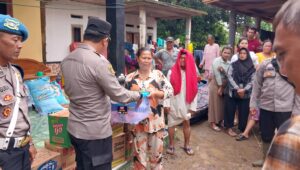 Kapolres Sukabumi Bantu Warga Terdampak Banjir di Mariuk Cidadap Simpenan