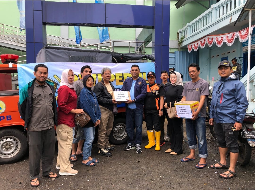 PENYALURAN BANTUAN: PWI Kota Sukabumi saat menyalurkan bantuan kepada warga terdampak bencana alam di Kecamatan Nyalindung, Kabupaten Sukabumi, Sabtu (14/12). (FT: BAMBANG/RADARSUKABUMI)