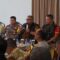 RAKOR : Bupati Sukabumi, Marwan Hamami saat memimpin rapat rapat evaluasi penanganan bencana di Kabupaten Sukabumi yang dilaksanakan di Gedung Pendopo Sukabumi, tepatnya di ruas Jalan Raya Ahmad Yani, Kecamatan Warudoyong, Kota Sukabumi pada Selasa (24/12).(FOTO : DENDI/RADAR SUKABUMI)