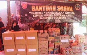 PEDULI : Danyonarmed 13 Nanggala, Letkol Arm Wahib Mustofa Fathurrahman, M. Han, saat melakukan bhakti sosial kepada warga terdampak bencana alam di wilayah Kecamatan Paburuan, Kabupaten Sukabumi, beberapa waktu lalu.(FOTO : UNTUK RADAR SUKABUMI)