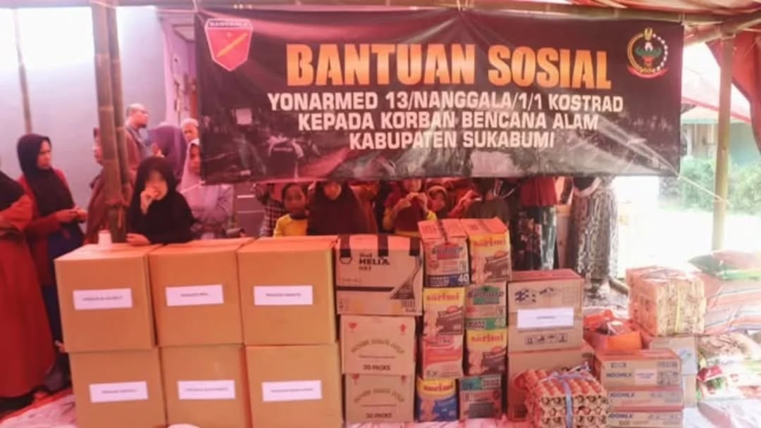 PEDULI : Danyonarmed 13 Nanggala, Letkol Arm Wahib Mustofa Fathurrahman, M. Han, saat melakukan bhakti sosial kepada warga terdampak bencana alam di wilayah Kecamatan Paburuan, Kabupaten Sukabumi, beberapa waktu lalu.(FOTO : UNTUK RADAR SUKABUMI)