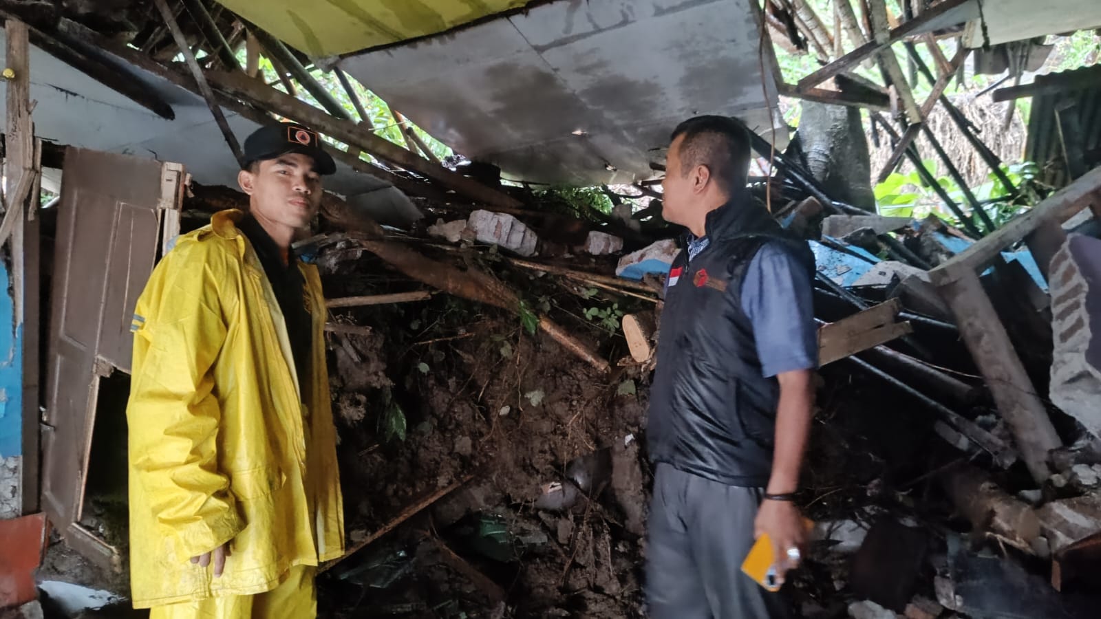RUSAK : Kondisi rumah warga di kampung Sawah Bera, Desa Loji, Kecamatan Simpenan rusak berat.(FOTO : NANDI/ RADARSUKABUMI)