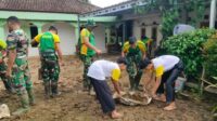 Potret Yon Armed 13 Kostrad Bantu Evakuasi Korban Banjir di Pabuaran