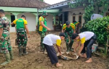 PEDULI : Para anggota Yonarmed 13 Kostrad, saat mengevakuasi material lumpur akibat banjir yang melanda dua desa di Kecamatan Pabuaran, Kabupaten Sukabumi.(FOTO : UNTUK RADAR SUKABUMI)