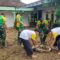 PEDULI : Para anggota Yonarmed 13 Kostrad, saat mengevakuasi material lumpur akibat banjir yang melanda dua desa di Kecamatan Pabuaran, Kabupaten Sukabumi.(FOTO : UNTUK RADAR SUKABUMI)
