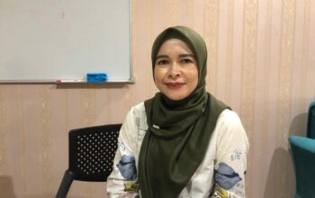 DIWAWANCARAI : Kepala UPTD PSDA Wilayah Sungai Cisadea-Cibareno, Lusie Musianty, saat diwawancarai Radar Sukabumi di ruang kerjanya pada Rabu (18/12).(FOTO : DENDI/RADAR SUKABUMI)