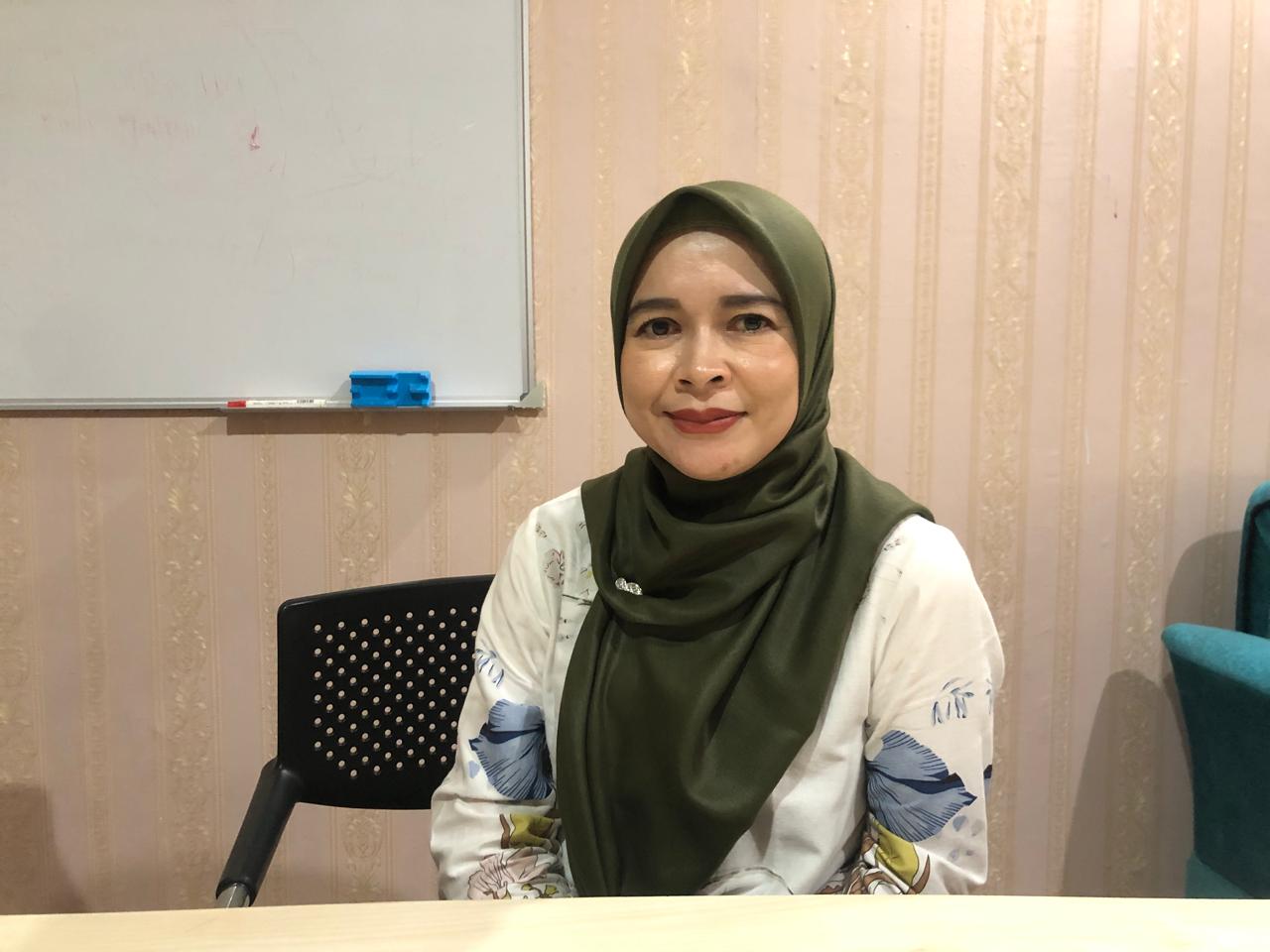 DIWAWANCARAI : Kepala UPTD PSDA Wilayah Sungai Cisadea-Cibareno, Lusie Musianty, saat diwawancarai Radar Sukabumi di ruang kerjanya pada Rabu (18/12).(FOTO : DENDI/RADAR SUKABUMI)