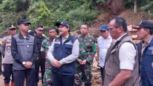 Bantu Korban Bencana di Sukabumi, Menteri Sosial Salurkan Hampir Satu Miliar 