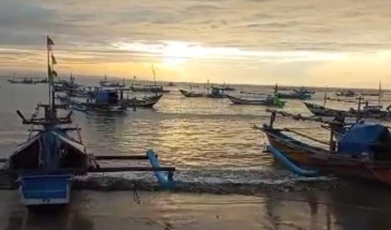 Pantai Ujung Genteng di Kabupaten Sukabumi semakin menarik perhatian wisatawan dari berbagai daerah. Pantai ini, yang terletak di Desa Gunung Batu, Kecamatan Ciracap,