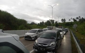 FOTO : UNTUK RADAR SUKABUMI PADAT : Kondisi kemacetan arus lalin di Exit Tol Bocimi Parungkuda, Kabupaten Sukabumi pada Senin (27/01).
