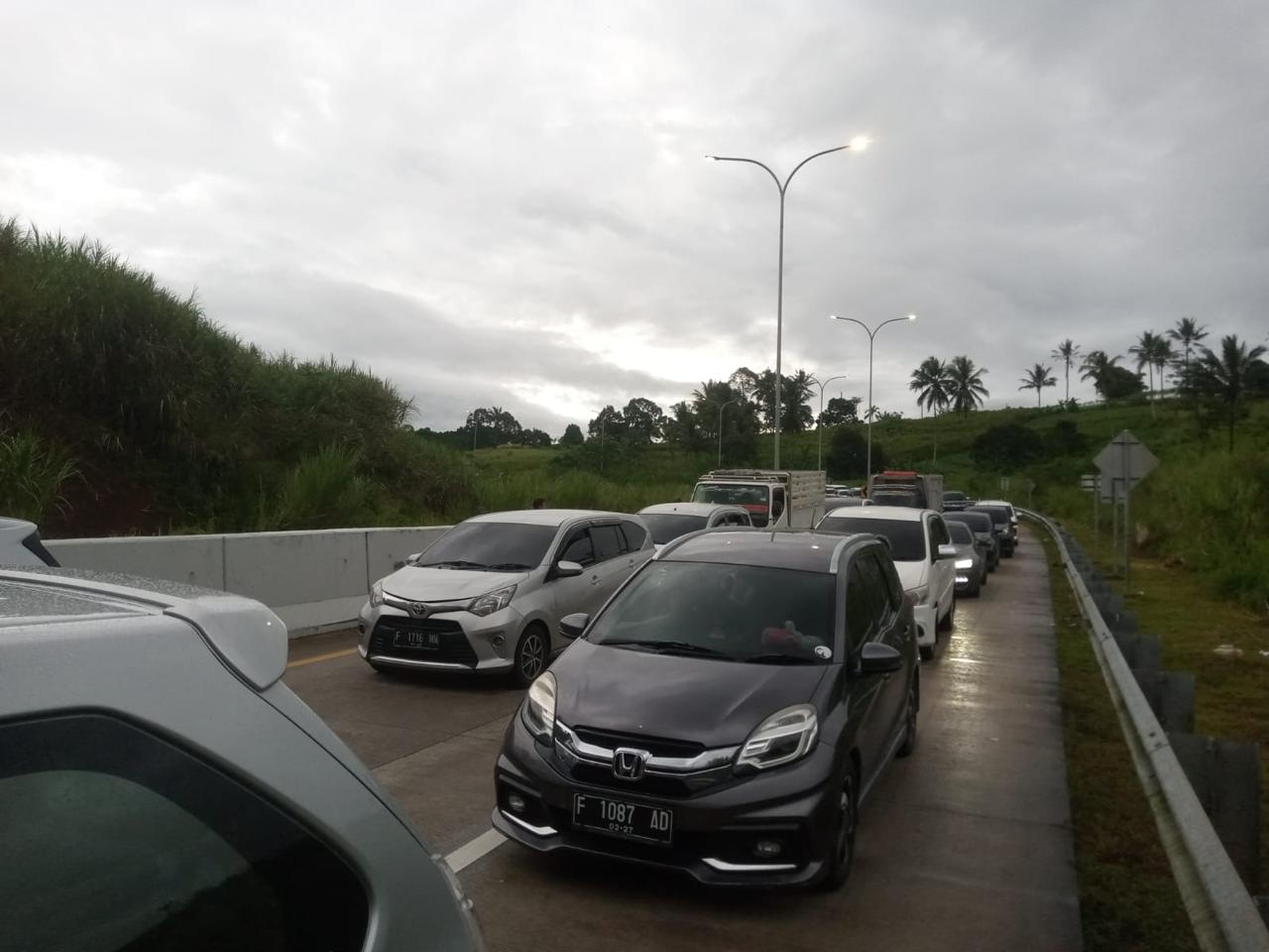 FOTO : UNTUK RADAR SUKABUMI PADAT : Kondisi kemacetan arus lalin di Exit Tol Bocimi Parungkuda, Kabupaten Sukabumi pada Senin (27/01).