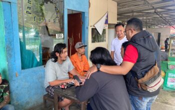 OLAH TKP: Sejumlah personel Polsek Citamiang saat komunikasi dengan warga di sekitar Jalan Pramuka, Kelurahan Cikondang, Kecamatan Citamiang, Minggu (19/1). (FT: IST)