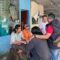 OLAH TKP: Sejumlah personel Polsek Citamiang saat komunikasi dengan warga di sekitar Jalan Pramuka, Kelurahan Cikondang, Kecamatan Citamiang, Minggu (19/1). (FT: IST)