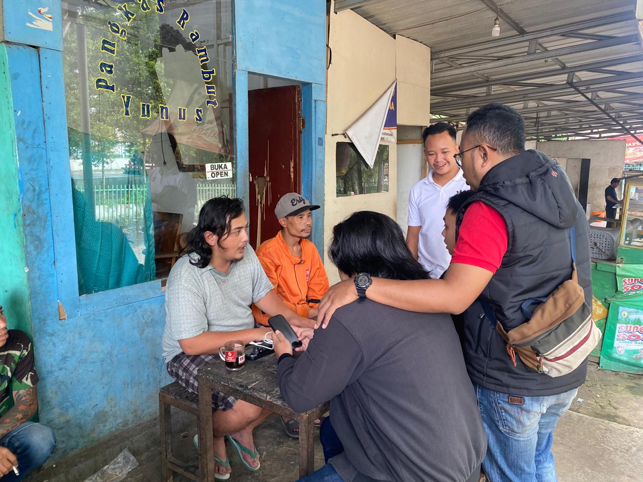 OLAH TKP: Sejumlah personel Polsek Citamiang saat komunikasi dengan warga di sekitar Jalan Pramuka, Kelurahan Cikondang, Kecamatan Citamiang, Minggu (19/1). (FT: IST)
