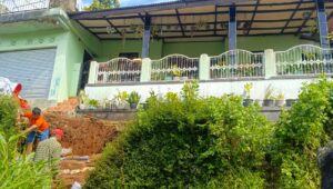 Tebing Longsor di Cibadak, Ancam Dua Rumah Akses Jalan Hingga Mushola