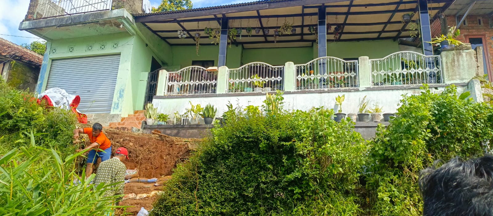 DIBERSIHKAN : Warga saat gotong royong membersihkan material longsor di Kampung Babakansirna, RT 05/RW 013, Kelurahan Cibadak, Kecamatan Cibadak, Kabupaten Sukabumi, pada Jumat (24/01).(FOTO : UNTUK RADAR SUKABUMI)