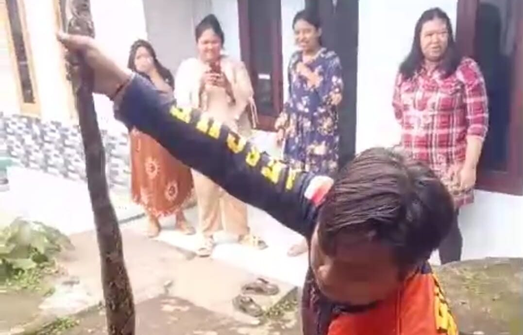 EVAKUASI: Sejumlah petugas BPBD Kota Sukabumi saat melakukan evakuasi ular di rumah warga Cileles RT1/13, Kelurahan Cisarua, Kecamatan Cikole, Kamis (30/1). 