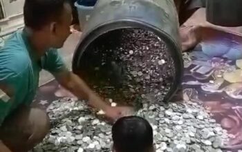 Sejumlah warga saat menghitung uang koin hasil dari menabung dalam drum.(foto : ist)