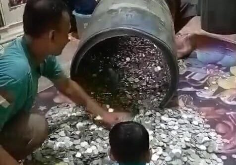 Sejumlah warga saat menghitung uang koin hasil dari menabung dalam drum.(foto : ist)