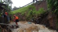 Tembok Penahan dan Atap Rumah Warudoyong Ambruk