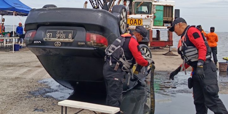 Mobil pensiunan BIN yang jatuh di perairan Marunda/Ist