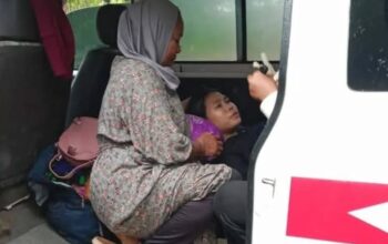 Warga saat berada melahirkan di dalam ambulans