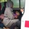 Warga saat berada melahirkan di dalam ambulans