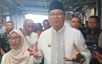 DIWAWANCARA: Pj Walikota Sukabumi Kusmana Hartadji saat diwawancara sejumlah media, Selasa (21/1). (FT: BAMBANG/RADARSUKABUMI)