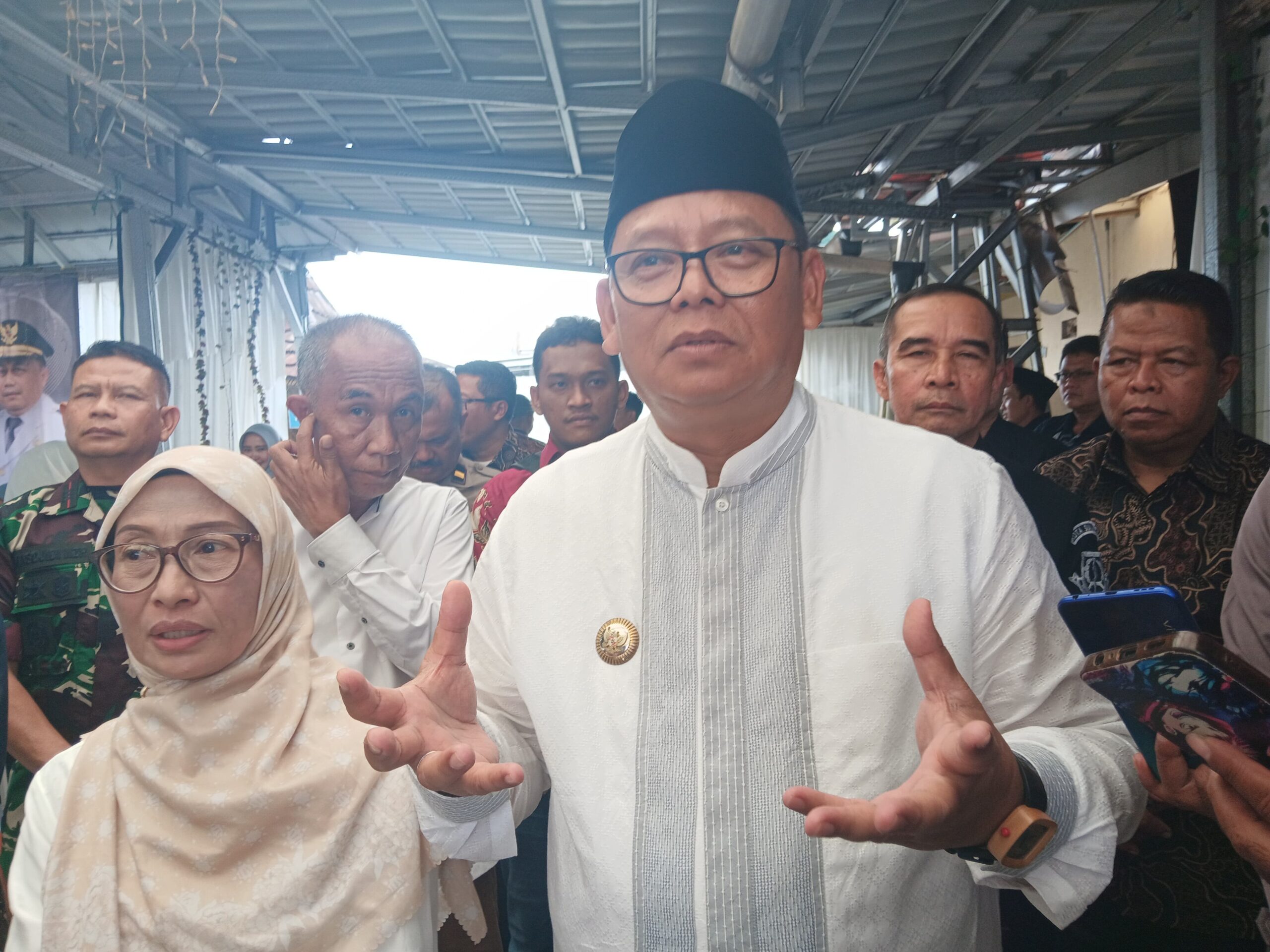 DIWAWANCARA: Pj Walikota Sukabumi Kusmana Hartadji saat diwawancara sejumlah media, Selasa (21/1). (FT: BAMBANG/RADARSUKABUMI)