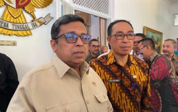 MEWAWANCARAI : Kepala BPJPH, Haikal Hassan saat diwawancarai di Gedung Negara Pendopo Sukabumi, tepatnya di ruas Jalan Raya Ahmad Yani, Kecamatan Warudoyong, Kota Sukabumi pada Kamis (23/01).(FOTO : DENDI/RADAR SUKABUMI)