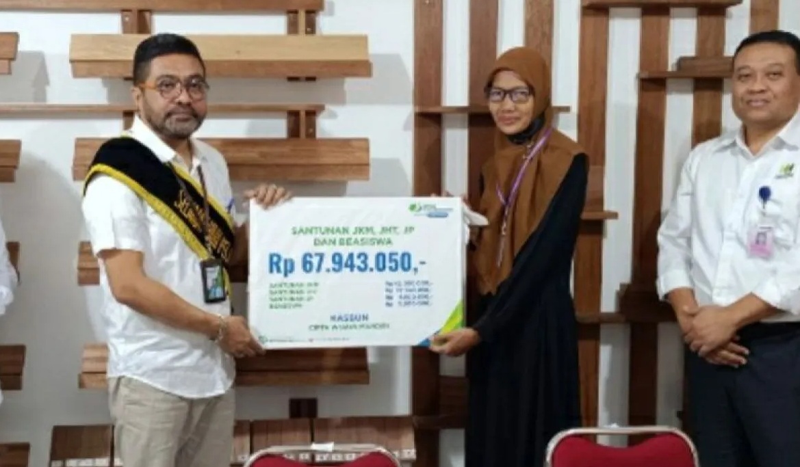 BPJAMSOSTEK Cabang Semarang Majapahit menyerahkan secara simbolis santunan Jaminan Kematian (JKM), Jaminan Kecelakaan Kerja (JKK), Jaminan Hari Tua (JHT), Jaminan Pensiun (JP), dan beasiswa kepada ahli waris salah satunya pekerja rentan