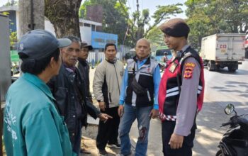 PATROLI: Sejumlah personel Polsek Baros saat menggencarkan patroli rutin di wilayah hukumnya, Senin (27/1). (FT: IST)