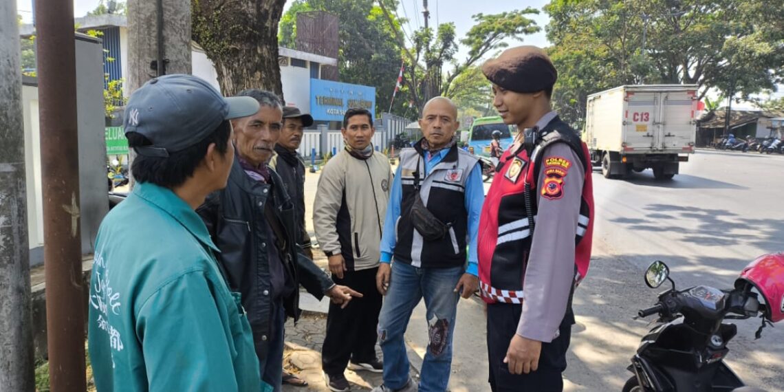 PATROLI: Sejumlah personel Polsek Baros saat menggencarkan patroli rutin di wilayah hukumnya, Senin (27/1). (FT: IST)