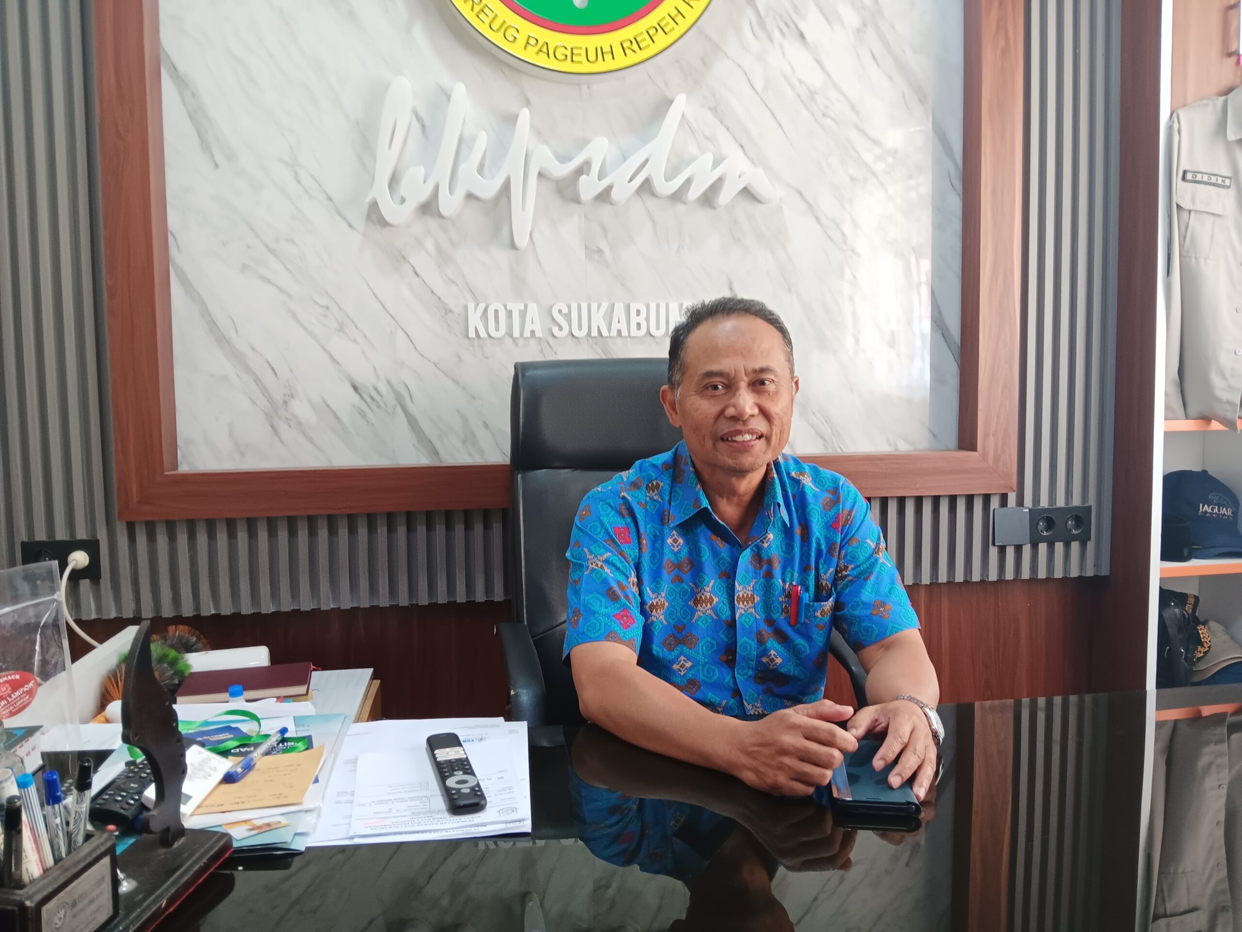 DIWAWANCARA: Kepala BKPSDM Kota Sukabumi, Didin Syaripudin saat diwawancara Radar Sukabumi di ruang kerjanya, Kamis (23/1).(FT: BAMBANG/RADARSUKABUMI)