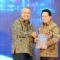Direktur Utama BSI Hery Gunardi (kanan) menerima buku Laporan Perekonomian Indonesia 2024 yang disampaikan Gubernur Bank Indonesia Perry Warjiyo (kiri) di Kantor Bank Indonesia di Jakarta (22/1).