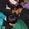MENANGIS : Suasana saat pelajar minta maaf kepada orang tuanya di polres Sukabumi. (FOTO : NANDI/ RADARSUKABUMI)