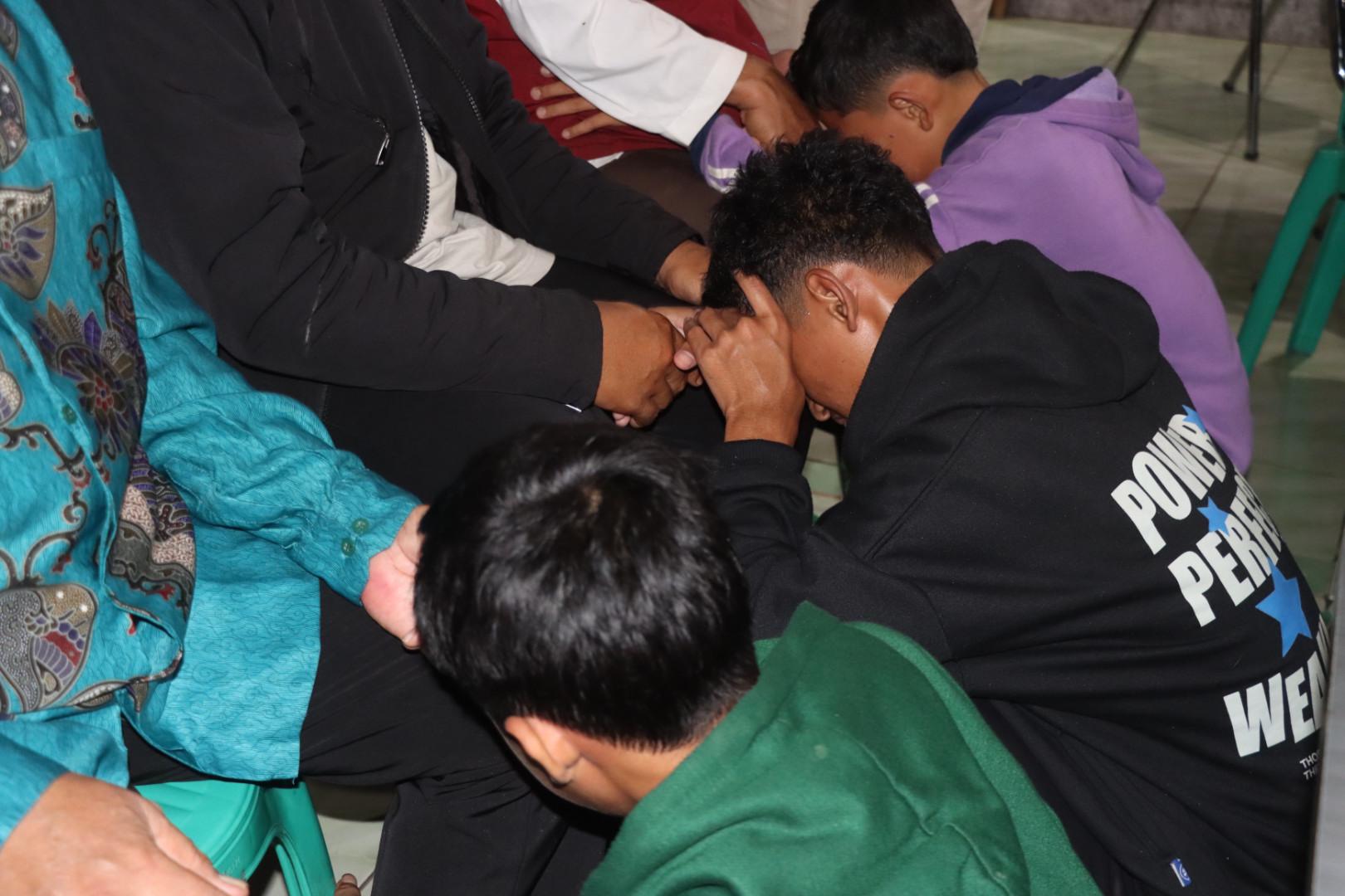 MENANGIS : Suasana saat pelajar minta maaf kepada orang tuanya di polres Sukabumi. (FOTO : NANDI/ RADARSUKABUMI)