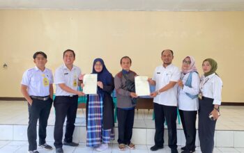 PEMBAGIAN SERTIFIKAT: Sebanyak 88 warga Kelurahan Sriwidari, Kecamatan Gunung Puyuh, berhasil mendapatkan sertifikat gratis melalui Program PTSL yang kini tengah digalakkan Kantor Pertanahan (Kantah) Kota Sukabumi.(FT: IST)