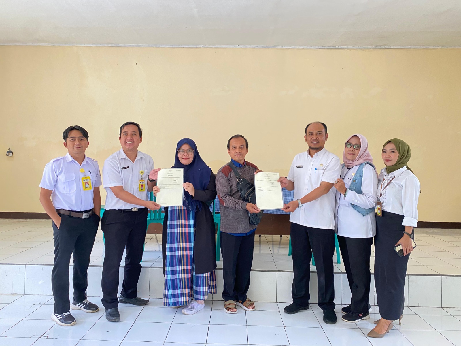 PEMBAGIAN SERTIFIKAT: Sebanyak 88 warga Kelurahan Sriwidari, Kecamatan Gunung Puyuh, berhasil mendapatkan sertifikat gratis melalui Program PTSL yang kini tengah digalakkan Kantor Pertanahan (Kantah) Kota Sukabumi.(FT: IST)